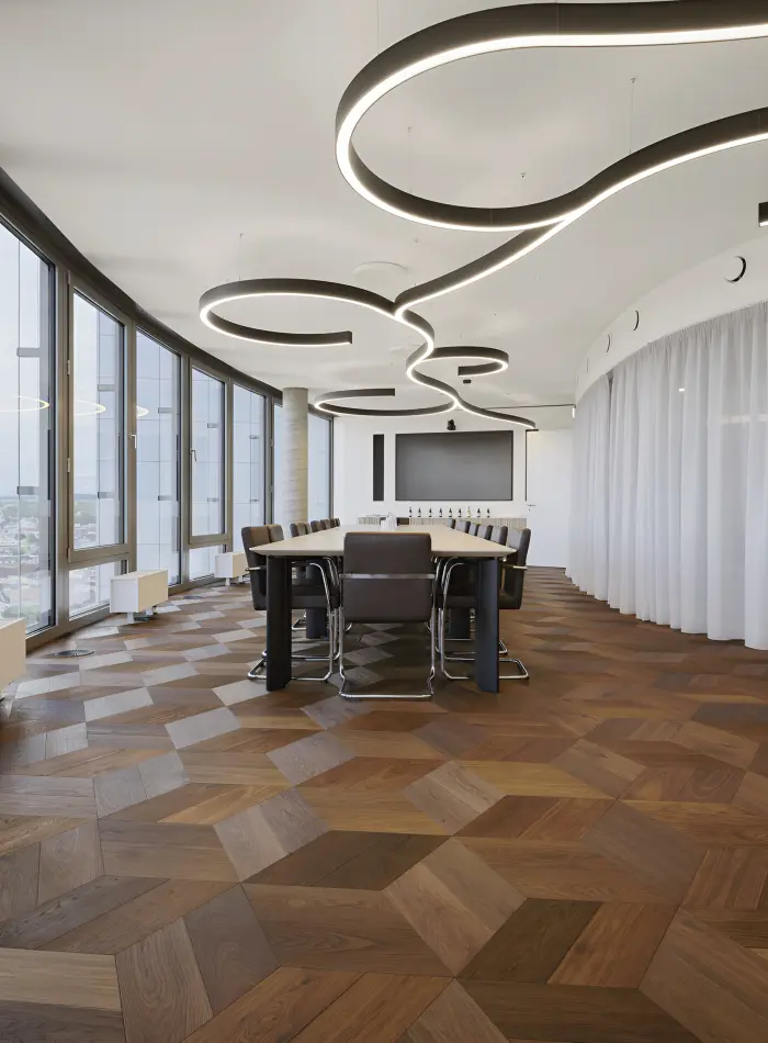 Интерьер с геометрическим модульным паркетом Exwood Cristal